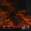 Lửa bùng phát tại nhà máy lọc dầu vào tối 12/6. (Nguồn: AFP)