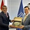 Thứ trưởng Ngoại giao Hà Kim Ngọc gặp và làm việc với Chủ tịch Ủy ban Di sản Thế giới Vishal Sharma. (Ảnh TTXVN phát)
