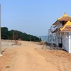 Chủ đầu tư dự án nghĩa trang Trường Đồng (thị trấn Lăng Cô, huyện Phú Lộc) đã triển khai san ủi mặt bằng, đang dần hoàn thiện thi công nhiều hạng mục trong giai đoạn 1. (Ảnh: Đỗ Trưởng/TTXVN)