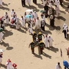 Lực lượng cứu hộ chuyển tín đồ Hồi giáo bị sốc nhiệt tới điểm kiểm tra y tế tại Mina, Saudi Arabia. (Ảnh: AP/TTXVN)