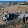 Xe tải chở hàng viện trợ qua bến tàu nổi do Mỹ thiết lập vào miền Trung Dải Gaza ngày 17/5/2024. (Ảnh: THX/TTXVN)
