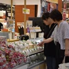 Người tiêu dùng Nhật Bản chọn mua trái cây tươi Việt Nam. (Ảnh: Nguyễn Tuyến/TTXVN)