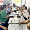 Đoàn kiểm tra liên ngành của thành phố Hạ Long ( Quảng Ninh) làm việc với nhà hàng Minh Phi 1 về hành vi xúc phạm du khách. (Ảnh: TTXVN phát)
