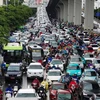 Hà Nội: Các phương tiện kẹt cứng sáng đầu ngày do mưa lớn