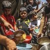 Các em nhỏ chờ được phát thực phẩm cứu trợ tại Jabalia, Dải Gaza ngày 8/6/2024. (Ảnh: THX/TTXVN)