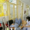 Bệnh nhân sốt xuất huyết được điều trị tại Khoa Truyền nhiễm, Bệnh viện Đa khoa Đống Đa. (Ảnh: Minh Quyết/TTXVN)