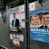 Ápphích của các ứng cử viên địa phương cho vòng đầu tiên của cuộc bầu cử lập pháp Pháp năm 2024 tại tòa thị chính địa phương ở Port-en-Bessin-Huppain, Normandy, Pháp. (Ảnh: Reuters)
