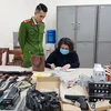 Một đối tượng tàng trữ và kinh doanh vũ khí thô sơ, công cụ hỗ trợ tại cơ quan điều tra Công an thành phố Lạng Sơn. (Ảnh: Thái Thuần/TTXVN)