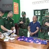 Biên phòng Thanh Hóa bắt đối tượng người Lào vận chuyển 24.000 viên ma túy. (Ảnh: TTXVN phát)