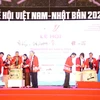 Lãnh đạo thành phố Đà Nẵng, Đại sứ đặc mệnh toàn quyền Nhật Bản tại Việt Nam cùng các đại biểu đã thực hiện nghi thức đập rượu hữu nghị khai mạc lễ hội. (Ảnh: Trần Lê Lâm/TTXVN)