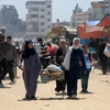 Người dân sơ tán khỏi khu vực phía Đông thành phố Khan Younis, Dải Gaza ngày 2/7/2024. (Ảnh: THX/TTXVN)