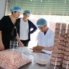 Đóng gói hạt điều rang muối sản xuất theo công nghệ mới tại Bình Phước. (Ảnh: KGỬIH/TTXVN)