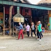 Du khách nước ngoài trải nghiệm du lịch homestay tại Bản Lác, Hòa Bình. (Ảnh: Xuân Mai/Vietnam+)
