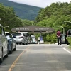 Các phương tiện xếp hàng tại chốt kiểm soát trên tuyến đường Fuji Subaru, nối từ đường mòn Yoshida tới chân núi Phú Sĩ, tại Fujikawaguchiko, Yamanashi, Nhật Bản, ngày 1/7/2024. (Ảnh: Kyodo/TTXVN)