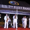 Ban nhạc Hạm đội 7 của Hải quân Hoa Kỳ biểu diễn phục vụ công chúng Khánh Hòa tối 8/7. (Ảnh: Phan Sáu/TTXVN)