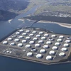 Bể chứa dầu tại kho dự trữ ở tỉnh Kagoshima, Tây Nam Nhật Bản. (Ảnh: Kyodo/TTXVN)