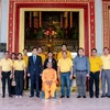 Đoàn công tác của Đại sứ quán Việt Nam tại Thái Lan chụp ảnh lưu niệm tại Chùa Phước Điền. (Ảnh: TTXVN phát)