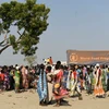 Người tị nạn nhận hàng cứu trợ tại Bentiu, Nam Sudan ngày 7/2/2023. (Ảnh: AFP/TTXVN)