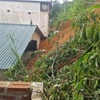 Mưa lớn gây sạt lở đất làm đổ tường nhà của hộ dân ở xã Búng Lao, huyện Mường Ảng, Điện Biên. (Ảnh: TTXVN phát)