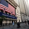 Quang cảnh bên ngoài sàn giao dịch chứng khoán New York, Mỹ. (Ảnh: AFP/TTXVN)