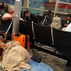 Hành khách bị hủy chuyến tại một sân bay Mỹ do ảnh hưởng sự cố mất điện CrowdStrike. (Ảnh: Getty Images/AFP)