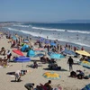 Người dân tránh nóng trên bãi biển Santa Monica ở Los Angeles, California, Mỹ. (Ảnh: THX/TTXVN)