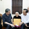 Chủ tịch nước Tô Lâm tặng quà Mẹ Việt Nam Anh hùng Nguyễn Thị Cược. (Ảnh: Nhan Sáng/TTXVN)