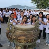 Thanh niên kiều bào dâng hương tưởng niệm Đức Thánh Trần tại thành phố Nha Trang, tỉnh Khánh Hòa. (Ảnh: Phan Sáu/TTXVN)