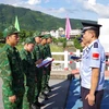 Chỉ huy trưởng tuần tra liên hợp hai bên thông báo, trao đổi thông tin tại vạch phân định cầu hữu nghị cửa khẩu Ma Lù Thàng, Việt Nam và Kim Thủy Hà, Trung Quốc. (Ảnh: TTXVN phát)