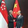 Bộ trưởng Ngoại giao Vivian Balakrishnan (trái) gặp người đồng cấp Trung Quốc Vương Nghị trong cuộc họp song phương tại Vientiane ngày 27/7. (Nguồn: The Straits Times)