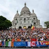 Khán giả theo dõi cuộc đua xe đạp đường trường dành cho nam tại Thế vận hội Olympic Paris 2024 ngày 3/8. (Ảnh: Tân Hoa xã)