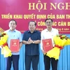 Ông Mai Văn Huỳnh, Phó bí thư Thường trực Tỉnh ủy, chủ tịch HĐND tỉnh Kiên Giang trao quyết định cho ông Nguyễn Đức Chín (bìa trái) và ông Trần Chí Viễn. (Ảnh: Báo Tiền Phong)