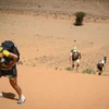 Một vận động viên nữ và những người khác tham gia cuộc thi Marathon des Sables tại sa mạc Sahara ở phía Nam Maroc ngày 12/4.2019. (Ảnh: AFP/Getty Images)