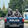 Cảnh sát tuần tra trên đường phố tại Yangon, Myanmar. (Ảnh: Getty Images/TTXVN)