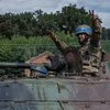 Binh sỹ Ukraine lái xe chiến đấu bộ binh BMP-1 gần biên giới với Nga ở khu vực Sumy. (Nguồn: Reuters)