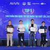 Các đơn vị Top 5 "Sản phẩm ứng dụng trí tuệ nhân tạo xuất sắc 2024" nhận Bằng vinh danh. (Ảnh: Hoàng Hiếu/TTXVN)