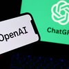 Biểu tượng của Công ty trí tuệ nhân tạo OpenAI trên màn hình điện thoại và máy tính ở Manta, Italy. (Ảnh: AFP/TTXVN)