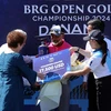 Ban Tổ chức trao giải thưởng cho golfer Rahil Gangjee - nhà vô địch Giải BRG Open Golf Championship 2024. (Ảnh: Trần Lê Lâm/TTXVN)