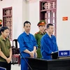 Cựu điều tra viên Đinh Viết Chung (giữa) nghe tòa tuyên án. (Ảnh: Nguyên Linh/TTXVN)