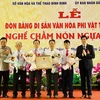 Trao Bằng chứng nhận di sản văn hóa phi vật thể Quốc gia "Nghề chằm nón ngựa Phú Gia" cho Đảng bộ, chính quyền huyện Phù Cát. (Ảnh: TTXVN phát)