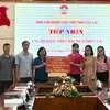 Ban Vận động cứu trợ tỉnh Lào Cai tiếp nhận ủng hộ từ các cơ quan, đơn vị. (Ảnh: Hương Thu/TTXVN)