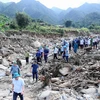 Trưởng ban Tuyên giáo Trung ương Nguyễn Trọng Nghĩa và Đoàn công tác kiểm tra tình hình thiệt hại do cơn bão số 3 gây ra tại xã Ngọc Chiến, huyện Mường La, tỉnh Sơn La. (Ảnh: Quang Quyết/TTXVN)