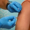 Nhân viên y tế tiêm vaccine phòng bệnh đậu mùa khỉ cho người dân. (Ảnh: THX/TTXVN)