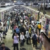 Người đi làm bị mắc kẹt tại Chhatrapati Shivaji Terminus trong trận mưa lớn ở Mumbai, Ấn Độ ngày 25/9. (Ảnh: AP)