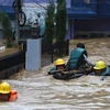 Lực lượng cứu hộ sơ tán người dân khỏi vùng ngập lụt tại Lalitpur, Nepal, ngày 28/9/2024. (Ảnh: THX/TTXVN)