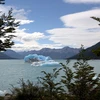 Một tàu du lịch đưa du khách tham quan những tảng băng khổng lồ tách ra từ sông băng Perito Moreno tạo nên cảnh quan vô cùng bắt mắt ở khu vực bán đảo Magallanes, miền Nam Argentina. (Ảnh: Phạm Hoài Nam/TTXVN)