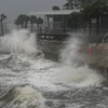 Sóng đánh vào cầu tàu St Pete ở St Petersburg, Florida, ngày 9/10. (Ảnh: Getty Images)