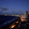 Những chiếc ôtô chạy trên đại lộ ven biển Malecon khi thủ đô Havana bị mất điện ngày 20/10. (Ảnh: Reuters)