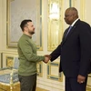 Tổng thống Ukraine Volodymyr Zelensky (trái) trong cuộc gặp Bộ trưởng Quốc phòng Mỹ Lloyd Austin tại Kiev, ngày 20/11/2023. (Ảnh: Getty Images/TTXVN)