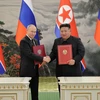 Tổng thống Nga Vladimir Putin (trái) và nhà lãnh đạo Triều Tiên Kim Jong Un ký hiệp ước về quan hệ đối tác chiến lược toàn diện giữa hai nước ngày 19/6/2024. (Ảnh: Yonhap/TTXVN)